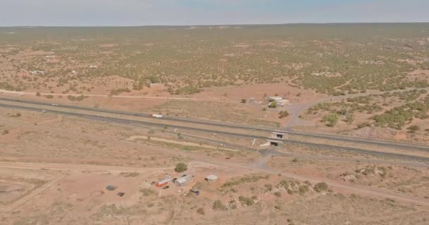 Carretera en el desierto de Nuevo México Sudoeste de Estados Unidos — Vídeos de Stock