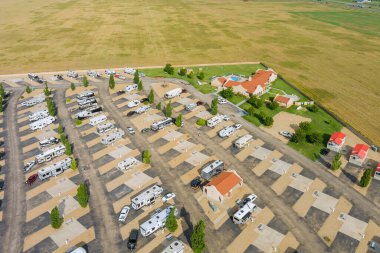 Tatil köyü ile karavan parkındaki gezilerin panoramik görüntüsü.