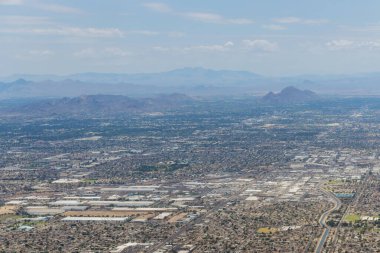 Phoenix, Arizona 'daki yakın sıradağların hava görüntüsü.
