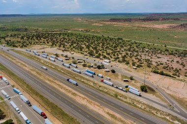 Arizona çölündeki sonsuz otoban yakınlarındaki dinlenme tesisi hava manzaralı.
