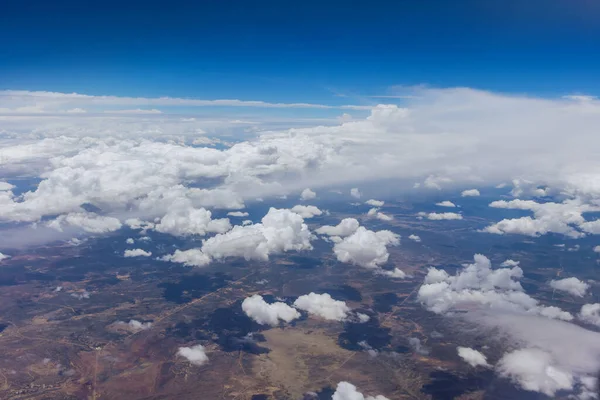 飛行機の窓からの青い空の美しい自然の風景の雲の上の航空ビュー — ストック写真