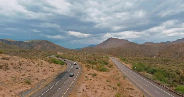 Aventura viajando por carretera desierta vista de la carretera asfaltada a través de las áridas montañas del desierto de Arizona — Vídeos de Stock