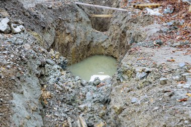 Şehrin sokaklarının inşaat sahasındaki kanalizasyon borularını değiştirmek için kazılan yolun onarım çalışmaları