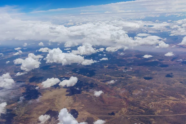 Visão Geral Sobre Avião Nuvens Fofas Paisagem Cênica Montanha Novo — Fotografia de Stock