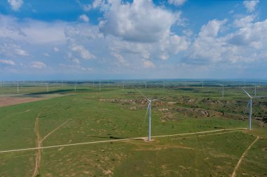 Teksas manzaralı tepeler rüzgar türbinleri tarım eko-enerjisi üreten
