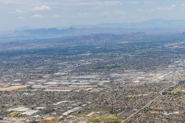 Scottsdale 'den Phoenix Arizona yakınlarındaki dağın havadan görünüşü ABD' ye bakıyor.