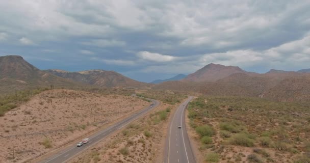 Panoramatický pohled na cestu vysokou rychlostí přes poušť Arizona do vzdálených hor — Stock video