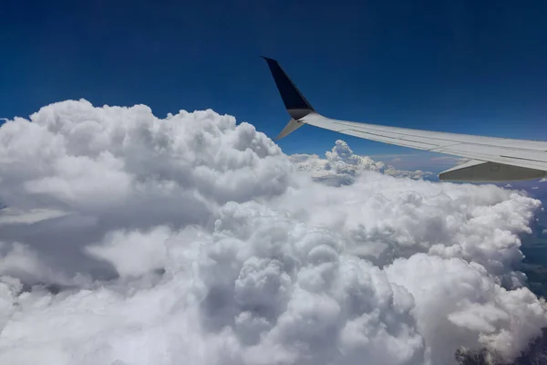 航空機の雲上を飛行する飛行機の翼 — ストック写真
