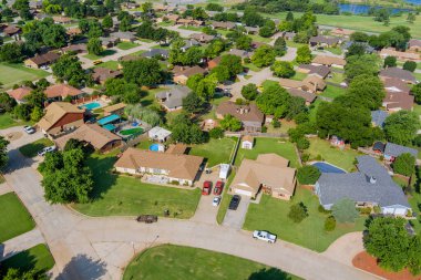 Panorama, Oklahoma USA 'da küçük bir Clinton kasabasının yerleşim bölgesi yerleşim biriminin hava görüntüsü.