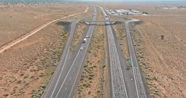 砂漠の高速道路のトップビューの車のトラックのための大規模な駐車場と高速道路の休憩エリアの空中ビューアリゾナ州 — ストック動画