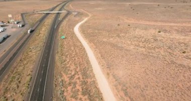 Arizona çölünde, eyaletler arası otobanın yakınındaki dinlenme yerinde yatay panorama kamyonları duruyor.