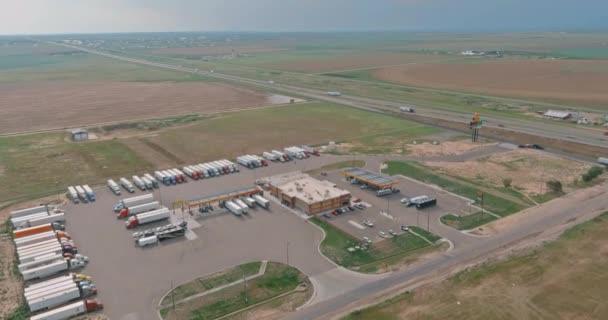 Vrachtwagenpark op tankwagen op tankstation met truckstop — Stockvideo