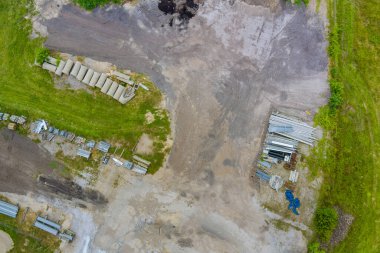 Beton drenaj borularının inşaatı dikdörtgen drenaj borularının su kanalizasyonunda yapılıyor.