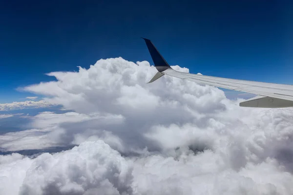 飛行機の翼の上に見える空の雲 — ストック写真