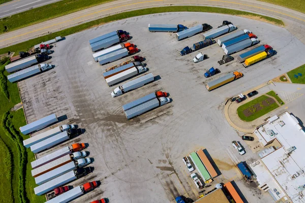 Vista Aerea Della Stazione Trasporto Con Fermata Camion Vicino Autostrada — Foto Stock