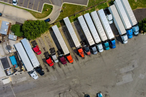 Rastplatz Mit Verschiedenen Lkw Typen Auf Einem Überfüllten Parkplatz Der — Stockfoto