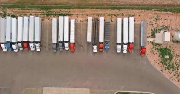 Vista aérea do estacionamento com caminhões no transporte da doca da área de descanso do caminhão — Vídeo de Stock