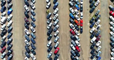 Bir sürü ikinci el araba açık artırma arabası satar.