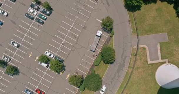 Luchtfoto van een groot aantal auto 's verschillende merken staan op een parkeerplaats in de buurt van het winkelcentrum — Stockvideo