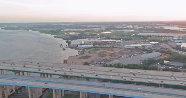 Luftaufnahme von Fahrzeugen, die auf der Alfred E. Driscoll Bridge fahren, einer riesigen komplexen Straßenkreuzung am Ortseingang von Woodbridge — Stockvideo