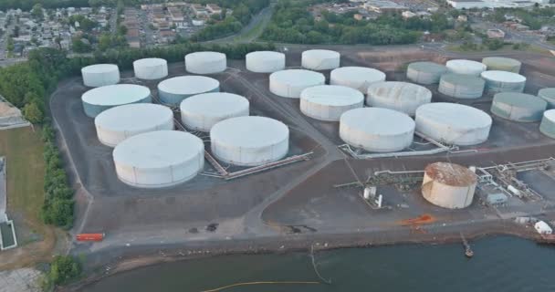 Industriële zone van industriële pijpleidingen en olieraffinaderij de uitrusting van olieraffinaderijen — Stockvideo