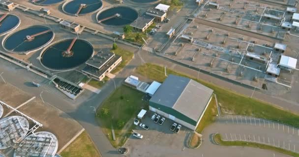 Pemandangan udara dari cekungan untuk limbah udara dan pembersihan air dalam proses pengolahan limbah pada pengolahan air biologis — Stok Video
