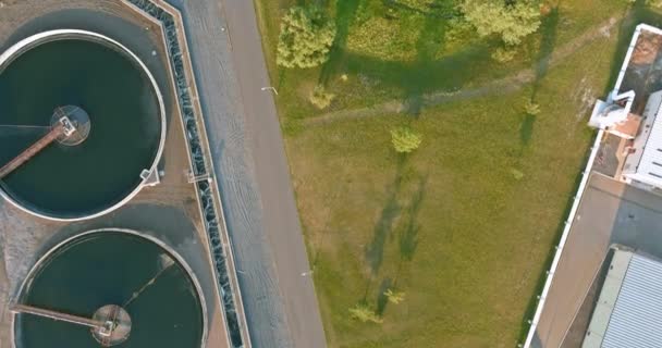 Zicht vanuit de lucht op rioolwaterzuiveringsinstallaties beluchtingswatertanks voor moderne afvalwaterinstallaties — Stockvideo