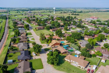 Otoyollardaki küçük bir kasabanın manzarasına bakan Clinton, Oklahoma 'daki US Rte 66 kavşağı.