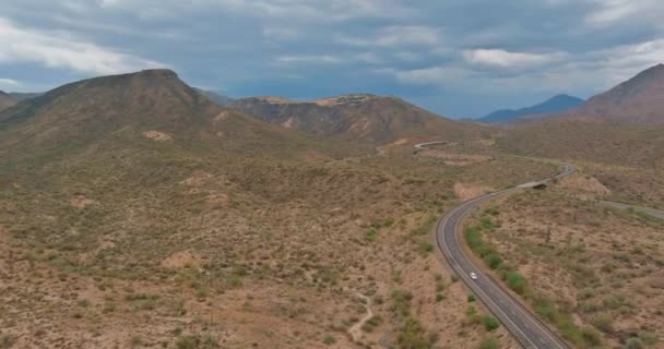 Picturesque road in Arizona mountains red stone cliffs and blue sky — Stock Video