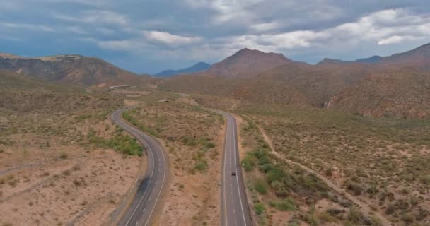 Mit hohem Tempo durch die Wüste Arizonas in die fernen Berge — Stockvideo