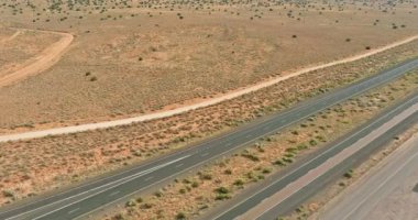 Amerika 'nın güneybatısında New Mexico ile birlikte çöl manzarası yolu.
