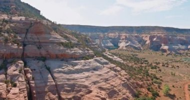 Havadan panoramik manzara Arizona, ABD 'deki dağ çöl kanyonu.