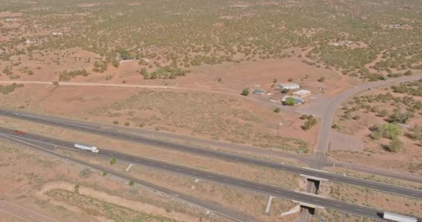 Un viaje por carretera en el desierto un hermoso día en Nuevo México — Vídeos de Stock