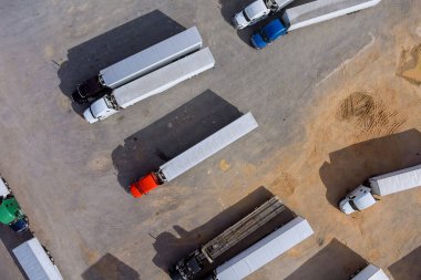Eyaletler arası otoyolun yakınındaki kalabalık bir otoparkta çeşitli kamyonları olan bir dinlenme yeri.