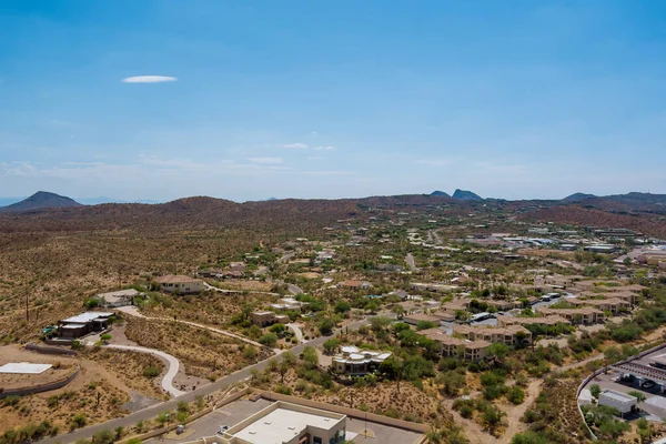 Vista Aérea Los Barrios Residenciales Cerca Del Desierto Montaña Hermosa —  Fotos de Stock