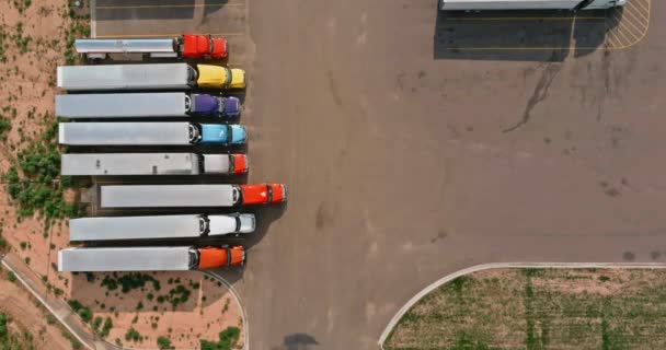 Vista aérea del estacionamiento con camiones en el transporte del muelle de área de descanso del camión — Vídeos de Stock