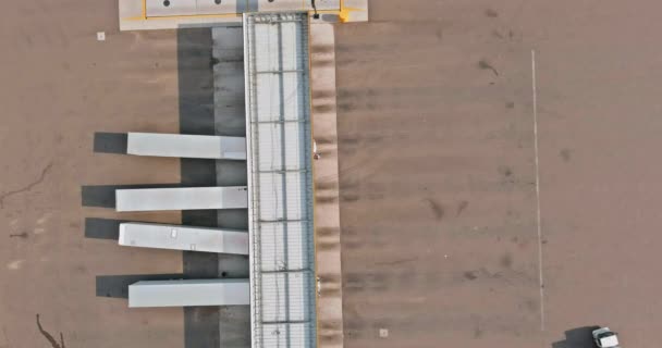 Vista aérea del estacionamiento con camiones en el transporte del muelle de área de descanso del camión — Vídeos de Stock