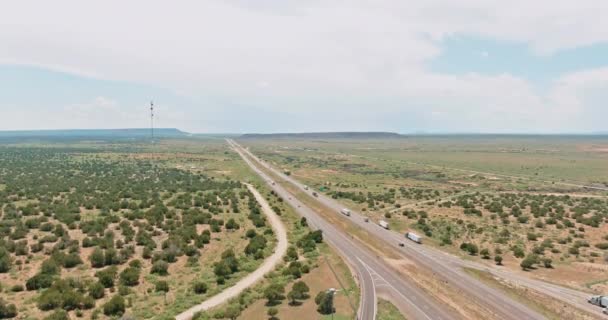 미국 남서부 지방의 텍사스와 함께 있는 사막 풍경 도로 — 비디오