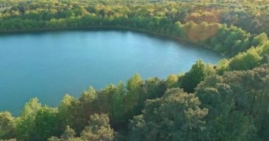 Yaz mevsiminde Campobello, Güney Carolina 'daki dağlar arasında dağ gölü üzerinde havadan panoramik manzara