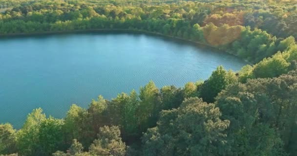 南卡罗来纳州坎波伯洛山脉之间的夏季山地湖泊空中全景 — 图库视频影像