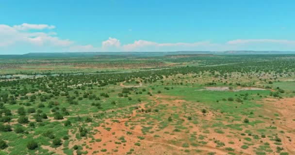 Longue route droite Route 66 autoroute inter-États à gauche à travers le désert de TEXAS, États-Unis — Video