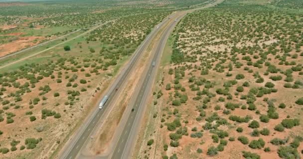 Texas en esta larga carretera desierta con desiertos vacíos en el pintoresco camino — Vídeos de Stock