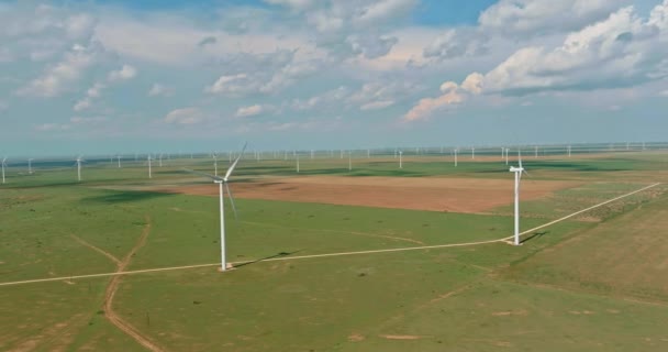 多くの風車の列を持つテキサス州の風力発電所再生可能エネルギー — ストック動画