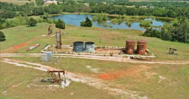 Jack pompy oleju pompowania ropy naftowej jeden z Oklahoma słoneczny dzień — Wideo stockowe