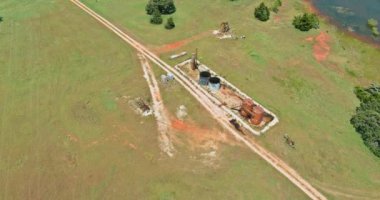 Oklahoma Prairie 'nin arkasındaki petrol pompasının pompasını çalıştır.