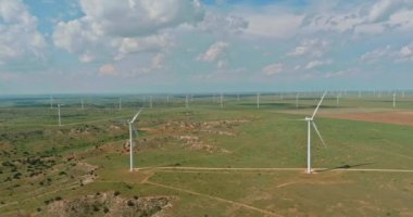 Rüzgar türbinleri birçok rüzgar değirmeni yenilenebilir enerji Güneydoğu Teksas 'ta bir alan