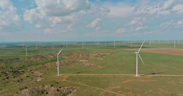 Vindkraftverk av många väderkvarn förnybar energi ett fält i sydöstra Texas — Stockvideo