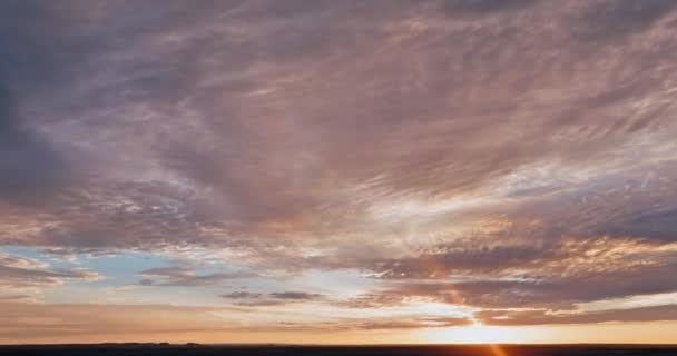 Sabahın erken saatlerinde, turuncu gökyüzünde, güçlü gündoğumunun manzarası olan muhteşem bir manzara. — Stok video
