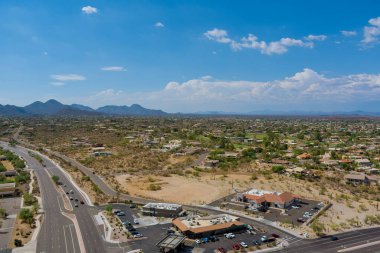 Arizona 'nın 87 kavşağındaki, Mount Desert yakınlarındaki Fountain Hills adlı küçük bir kasabanın manzarası.
