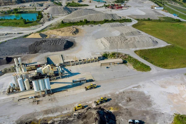 Vista Aérea Cima Pedreira Mineração Céu Aberto Com Máquinas Funcionamento — Fotografia de Stock